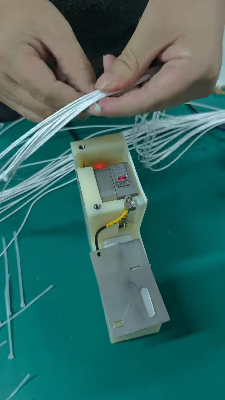Máy căng và cắt dây rút tự động (kích hoạt cảm ứng) JW-SLQ
